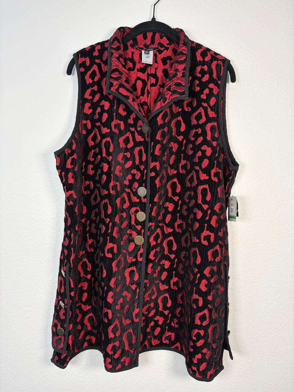 Women's John Mark Lagenlook Red Leopard Print Button Front Sleeveless Vest Top